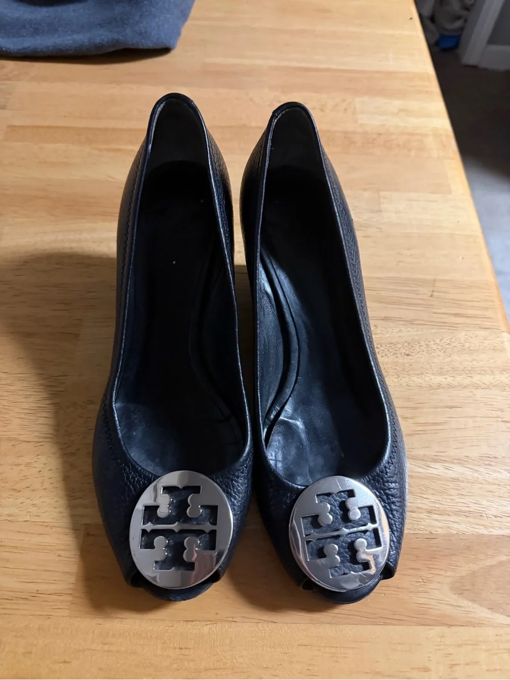 Tory Burch Leather Womens Wedge 9.5 Black and Silver